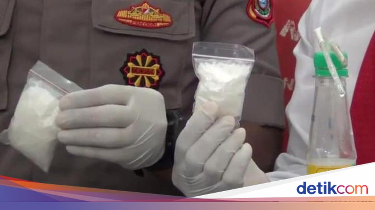 Drug Dealer Arrested in East Jakarta for Smuggling Methamphetamine in a Biscuit Tin