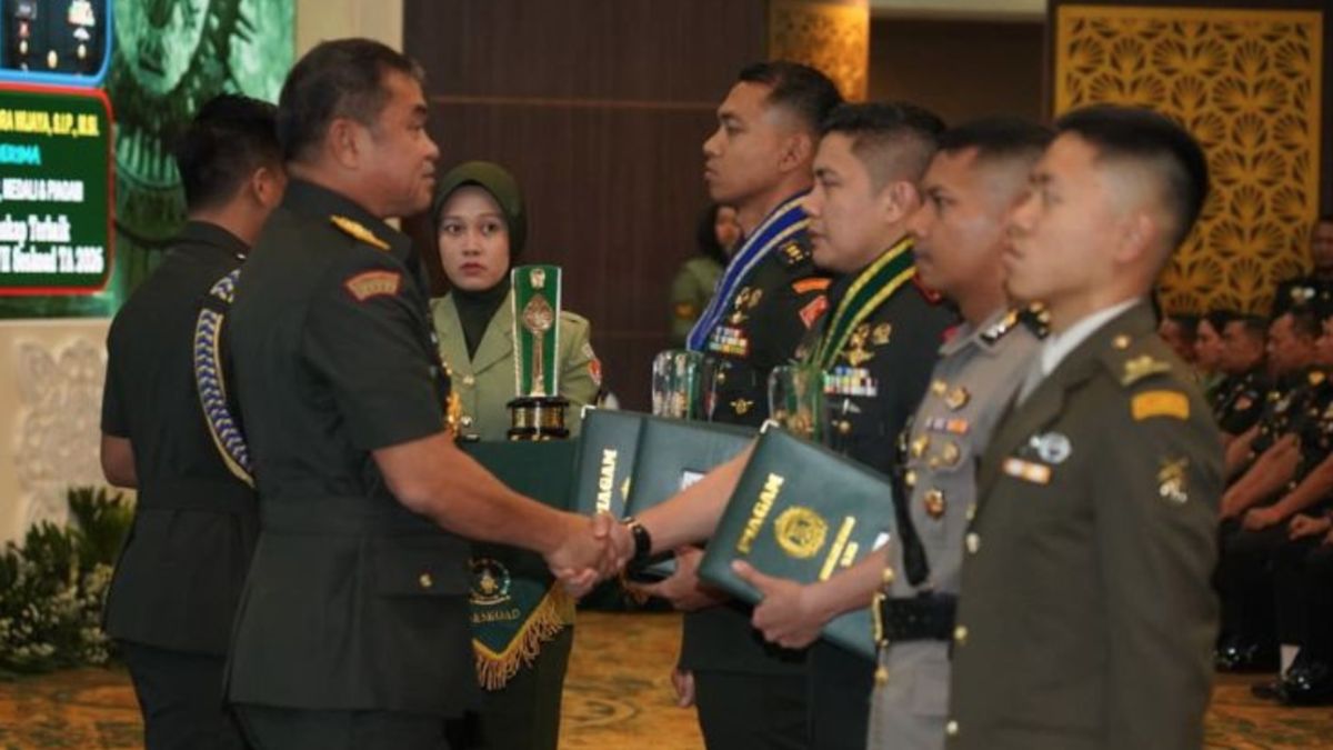 Cabinet Secretary Teddy Graduates from Seskoad, Receives Best Taskap Writer Award