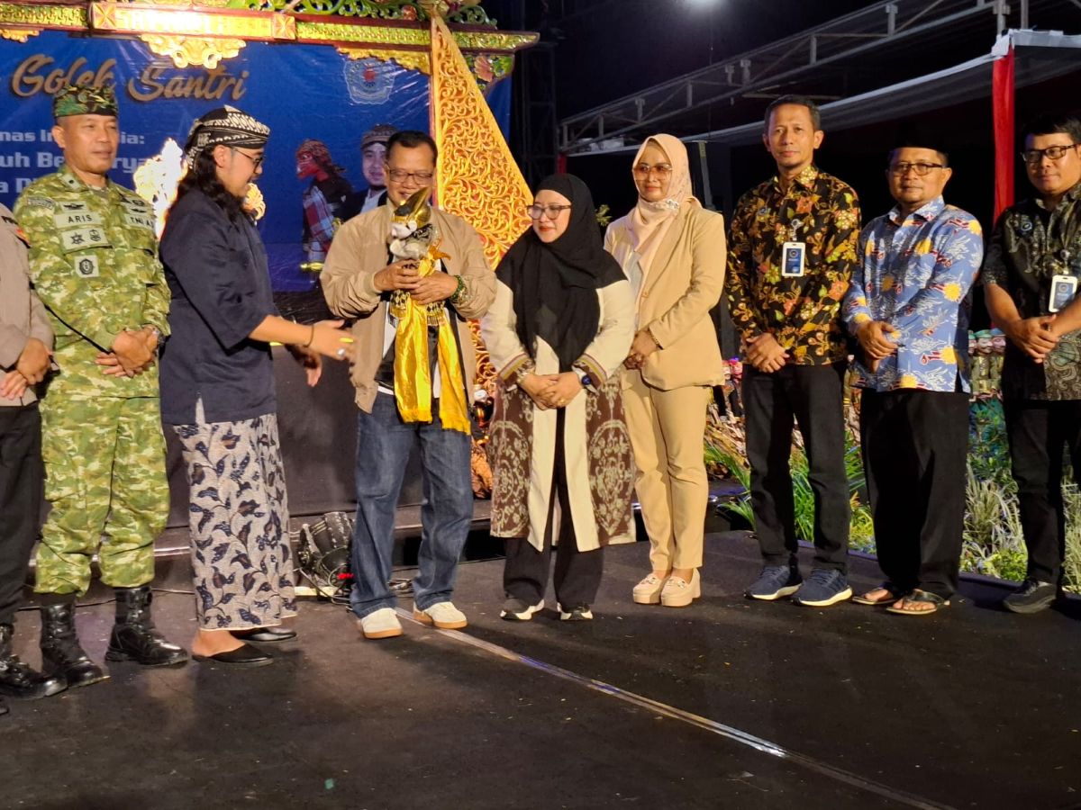 Komdigi Holds 'Wayang Golek Santri' in Brebes, Encourages Children to Use Technology Properly
