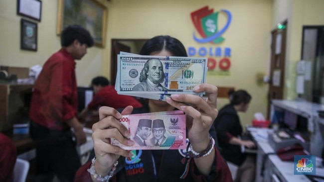 Rupiah Closes 0.45% Weaker, US Dollar Sits at Rp18,020