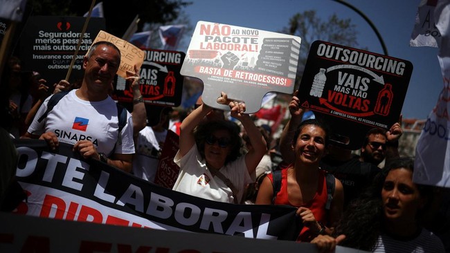 Mass Strike Paralyzes Transport and Schools in Portugal