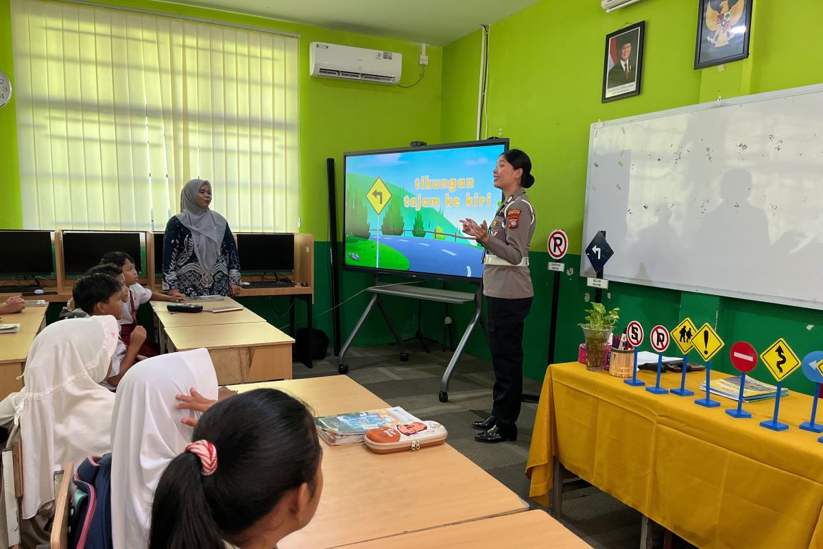 Police expand traffic education within primary and junior high school curricula in Batam
