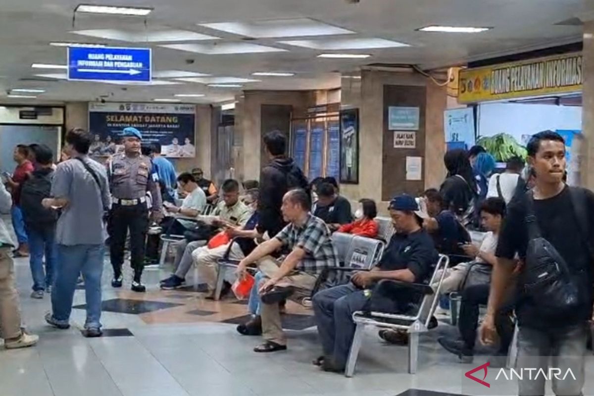 Residents flock to West Jakarta Samsat to take advantage of vehicle tax penalty waiver