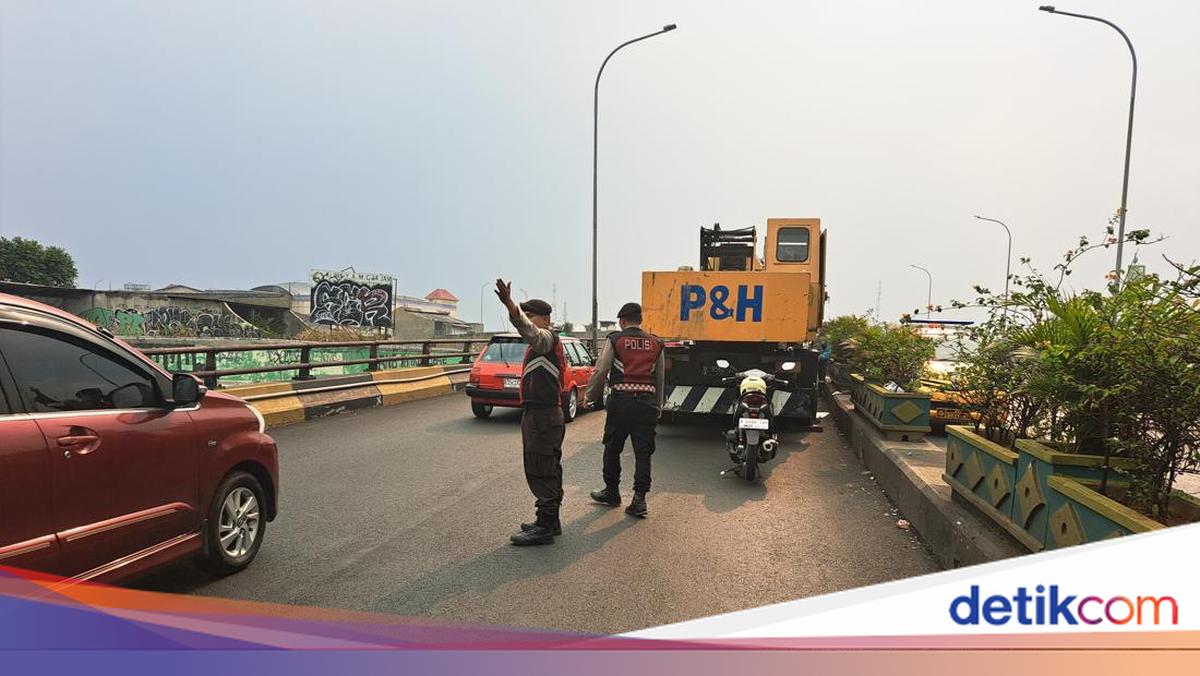 Crane Breakdown on Ciputat Flyover Causes Traffic Congestion