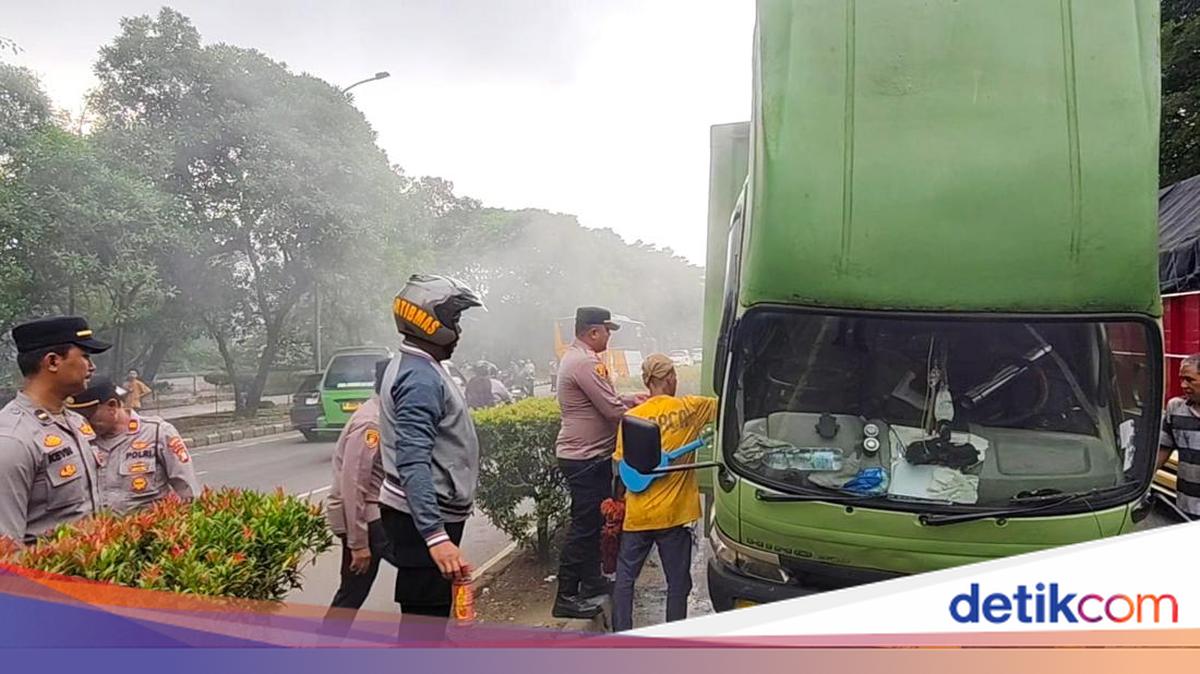 Box Truck Suddenly Emits Smoke and Catches Fire in Tangerang, Driver Sustains Burns