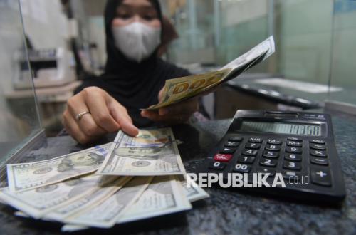 Business Owners in Bandung Express Concern as Rupiah Hits Rp 18,000 per US Dollar