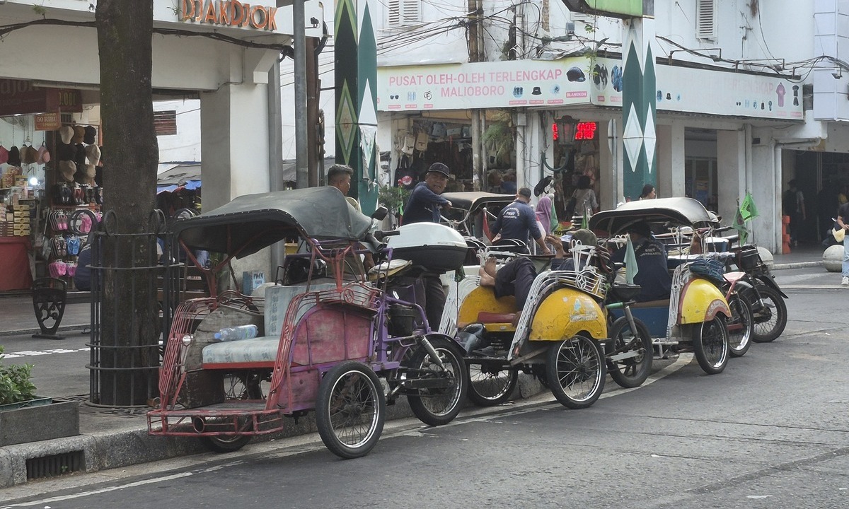 Motorised Becaks Begin to Be Destroyed in Yogyakarta