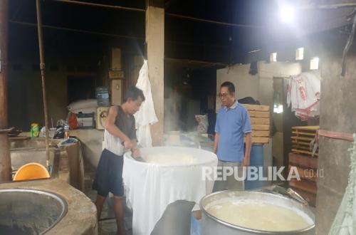 Rupiah Weakens and Soybean Prices Rise, Leaving Tofu Producers Struggling
