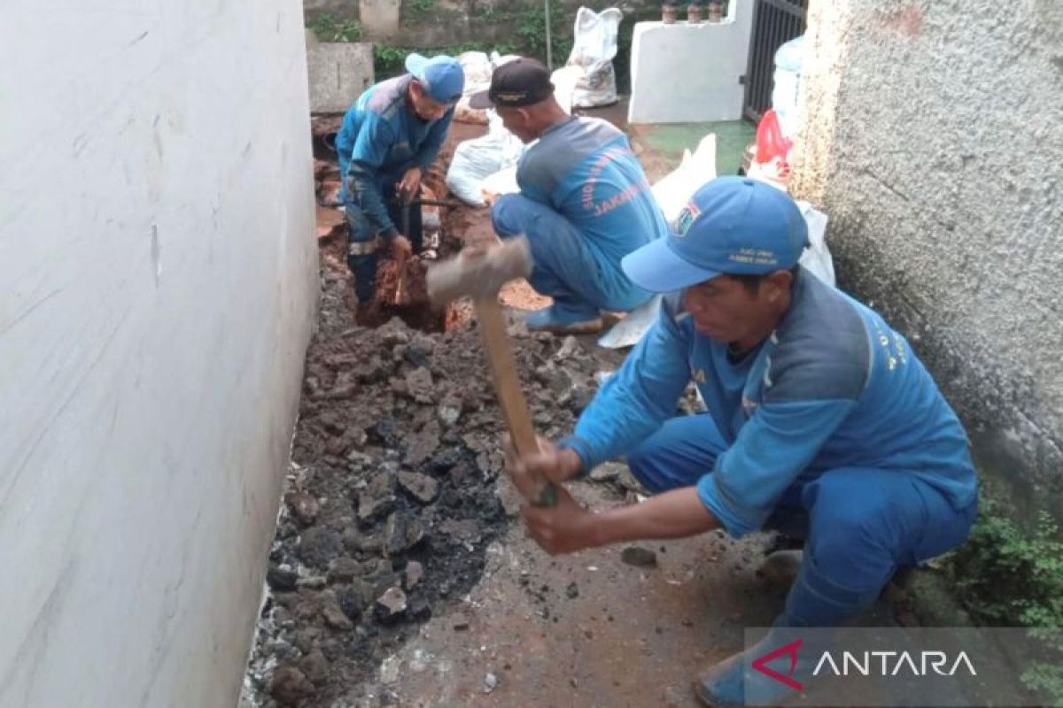 East Jakarta Water Resources Agency Revitalises Water Channels in Batu Ampar to Prevent Flooding