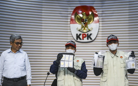 KPK: Immigration Scandal Bribe Money Stashed in Accounts of Cleaning Service Staff and Office Boys