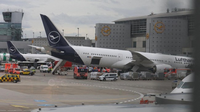 Lufthansa Boeing 787 Landing Gear Collapses at Frankfurt Airport, Several Staff Injured