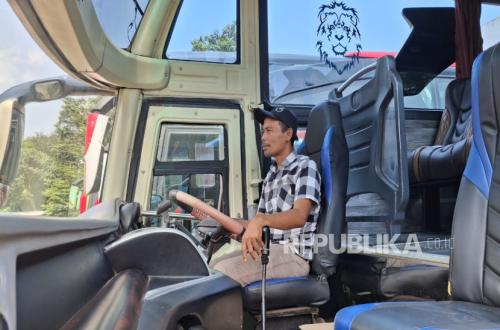 Rupiah Hits Rp 18,000 per US Dollar, West Java Tourism Bus Operators Begin Reducing Operations