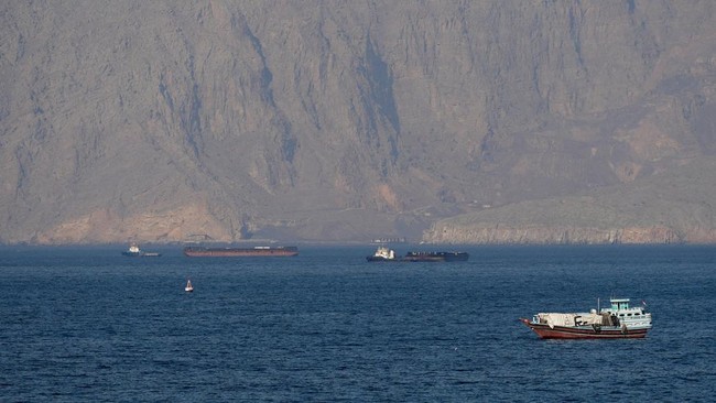 Dozens of Ships Covertly Transit Strait of Hormuz with US Military Assistance