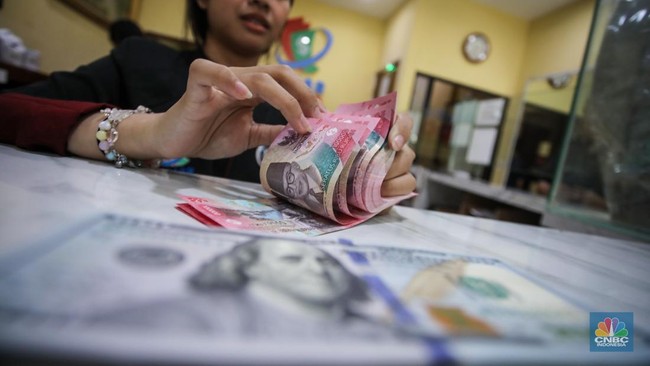 US Dollar Climbs to Rp18,050 as Rupiah Hits Historic Low