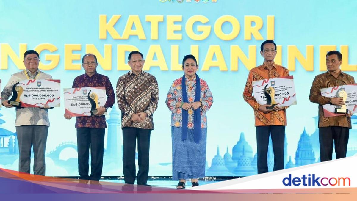 Home Ministry Awards Top Performing Regional Governments in Java-Bali