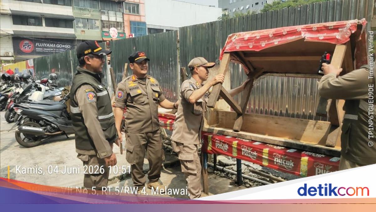 South Jakarta Public Order Agency Clears Nine Street Vendors in Blok M, Five Carts Confiscated