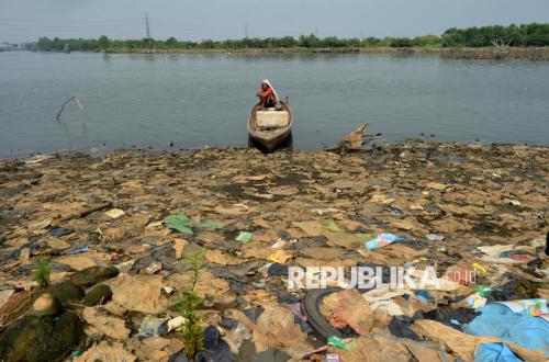 Waste Islands Off Jakarta’s Coast Pose Real Threat to Ecosystems and Fishermen