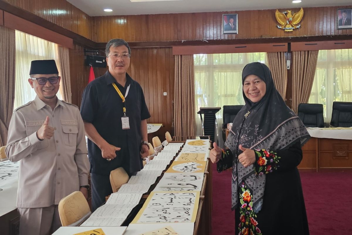 100-Metre Chinese Muslim Calligraphy Displayed at Jam Gadang Festival