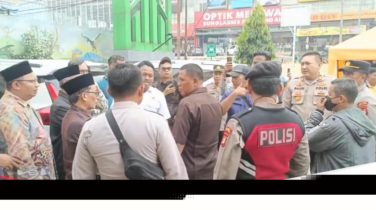Police Mediate Altercation at South Tangerang Primary School