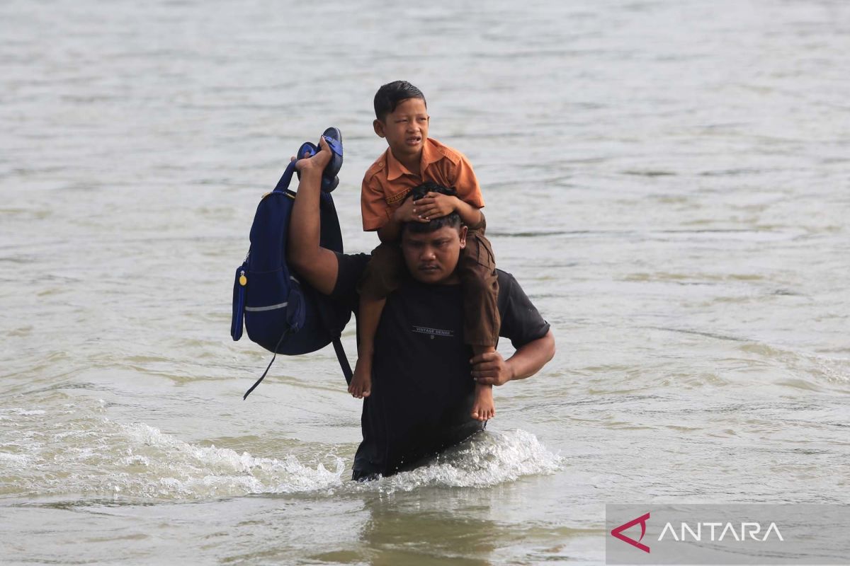 Students cross river to reach school in West Aceh