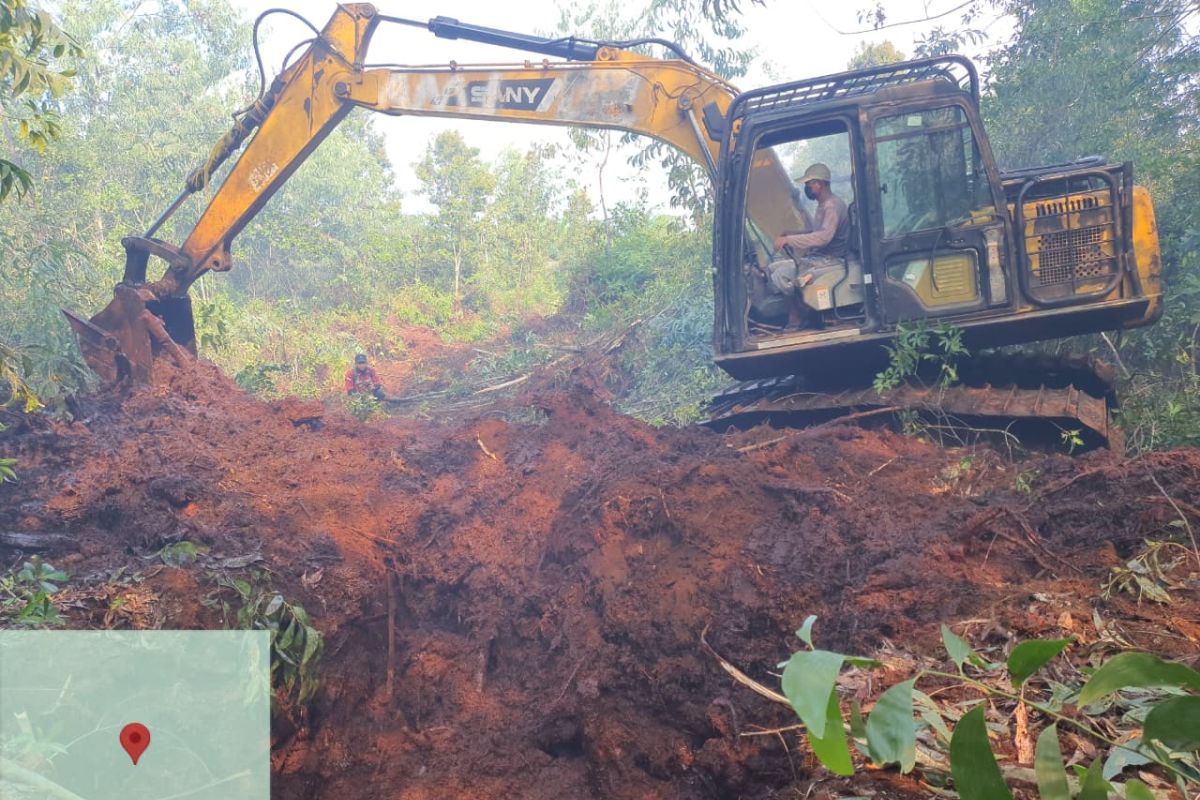Manggala Agni Deploys Heavy Machinery to Create Firebreaks in Bengkalis, Riau