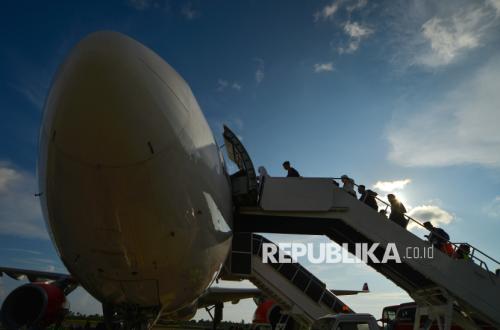 Garuda Hajj Flight Delayed for Hours; Dahnil Demands Compensation for Pilgrims