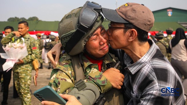 Emotional Reunions as 1,758 Civil Servants Complete 45-Day Basic Military Training for Reserve Component