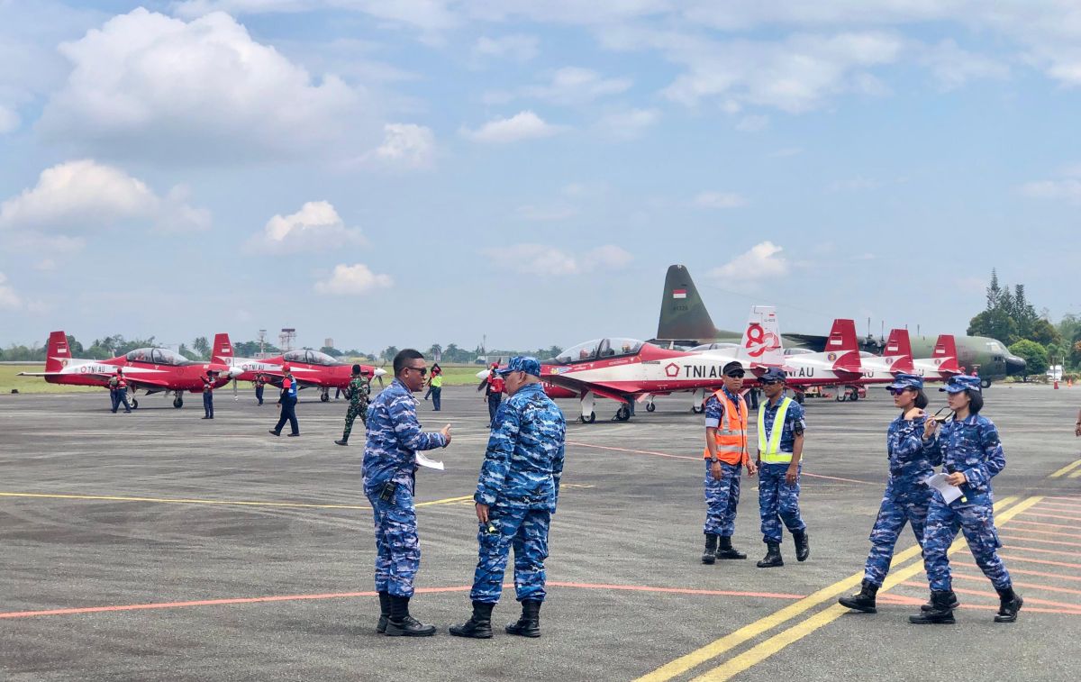 Jupiter Aerobatic Team's Air Display Draws Thousands at Syamsudin Noor Air Base