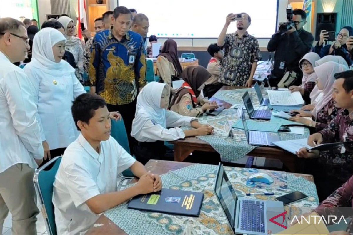 East Java Governor Khofifah Ensures Smooth High School Admissions Process