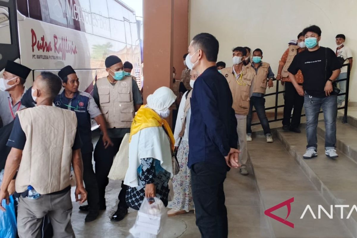 393 Pilgrims from First Hajj Group Arrive in Bengkulu