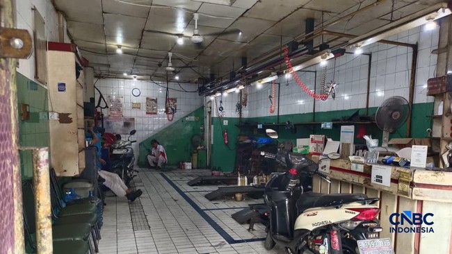 Indonesian Motorcycle Mechanics Hit Hard as Public Tightens Belts on Vehicle Servicing