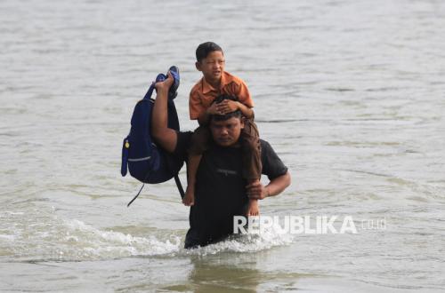 Parents Carry Children Across River to Attend School Examinations
