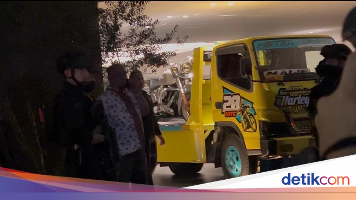 Two Tow Trucks Enter Silmy Karim's Residence During KPK Search