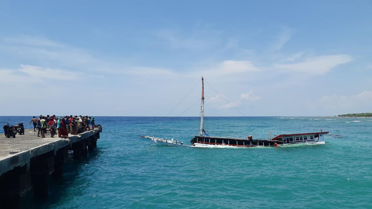 Ship Sinks in North Sumatra's Tanjung Api Waters: 21 Rescued, 2 Still Missing