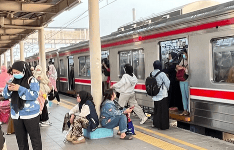 Why Fires in the Tanah Abang Area Disrupt the Cikarang-Duri KRL Service