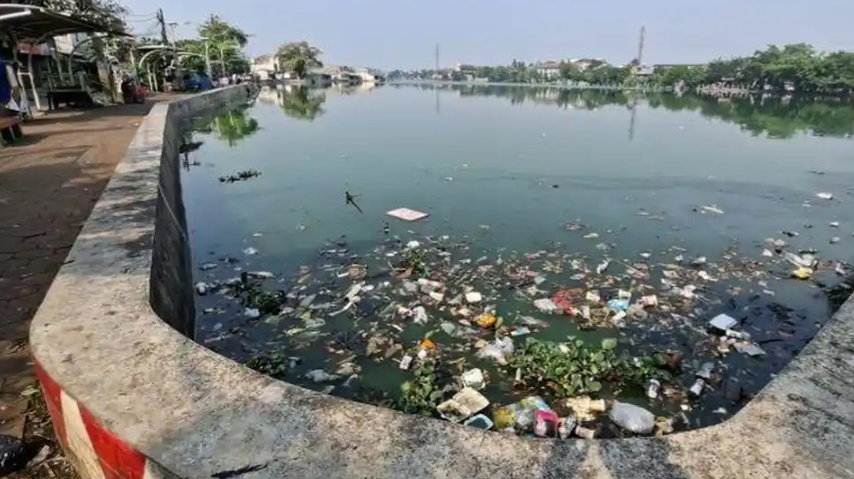 Depok's Situ Rawa Besar Choked by Waste and Rubbish, Visitor Numbers Plummet