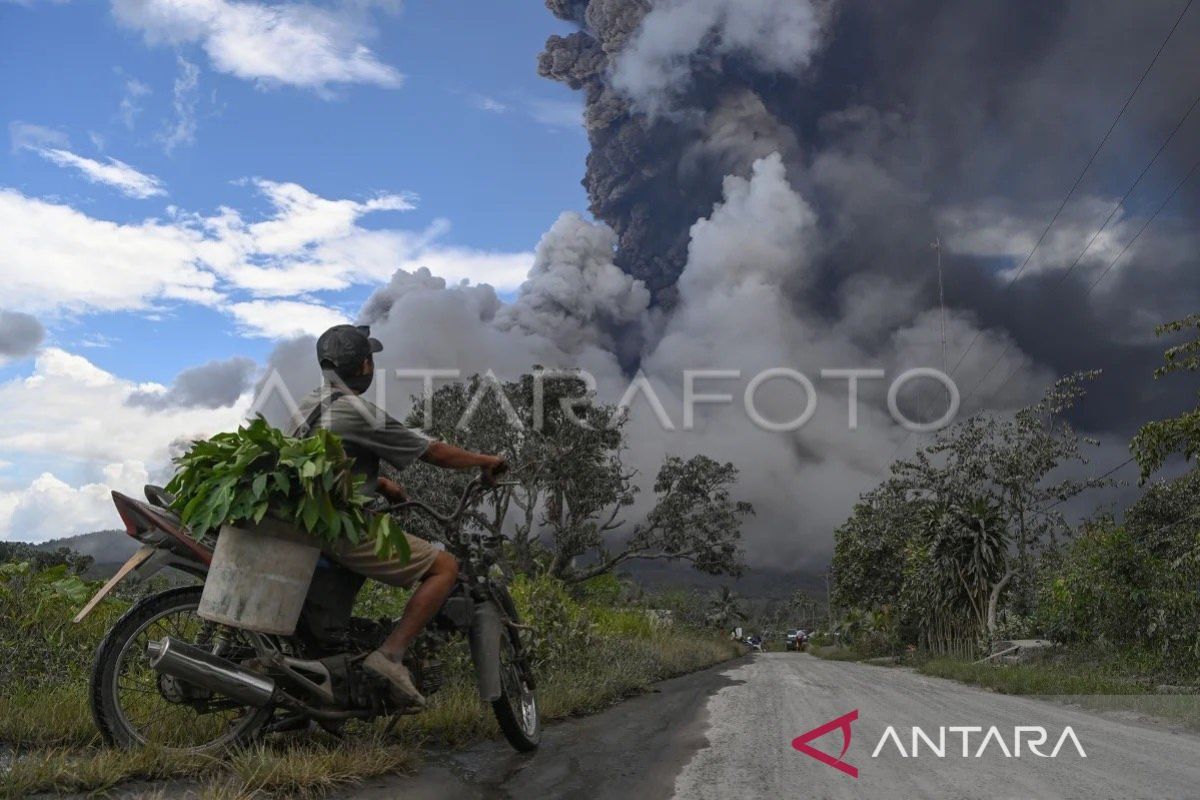 Mount Lewotobi Laki-Laki Erupts, Spews Ash 1.5 Kilometres High