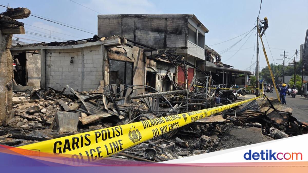Elderly Woman Killed as Fire Engulfs Homes in Central Jakarta's Gambir District