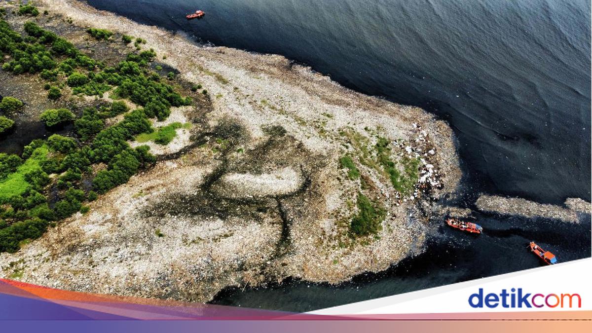 Jakarta's 'Rubbish Island' Finally Cleared After Three-Day Operation