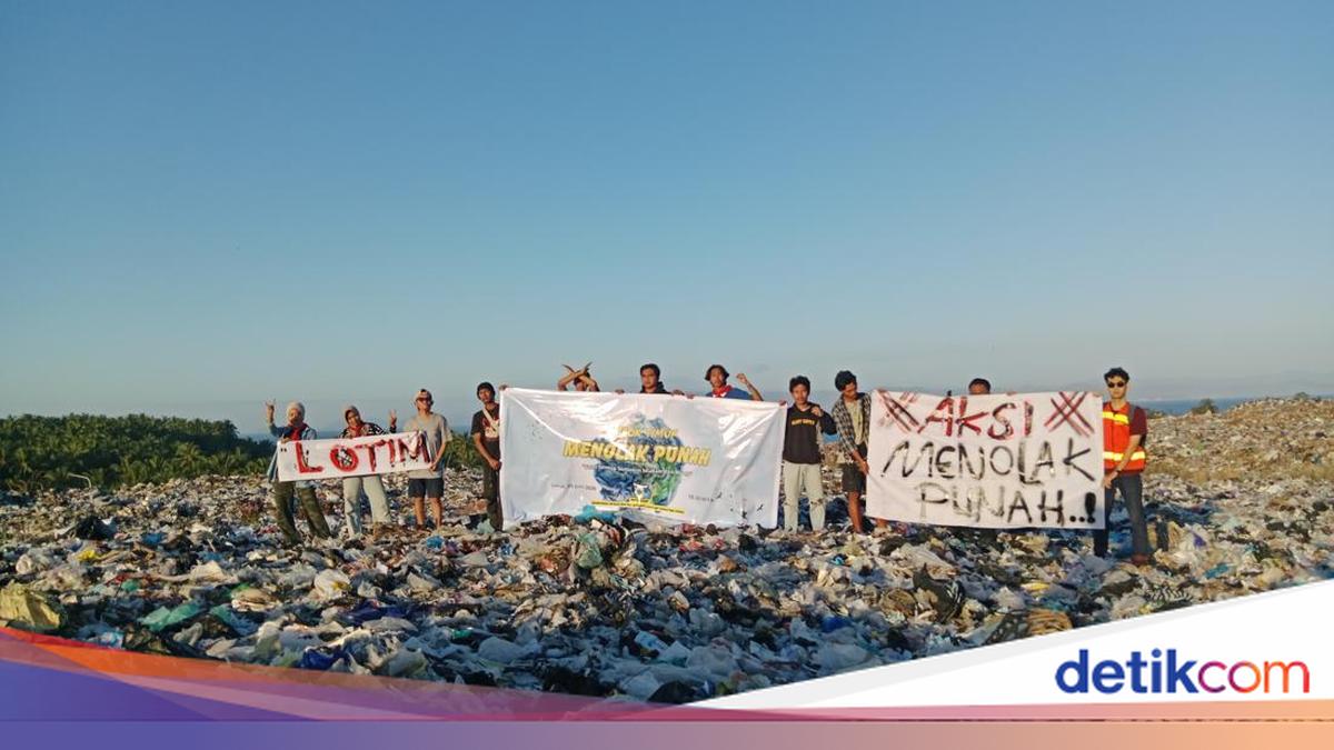East Lombok Nature Lovers Mark World Environment Day on a Mountain of Rubbish