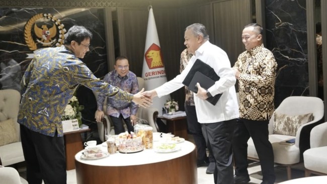 Purbaya and BI Governor Seen Shaking Hands in Front of Dasco