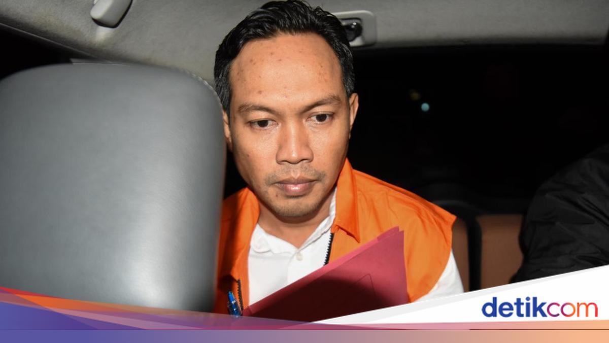 Inactive Cilacap Regent Files Pre-trial Motion Against KPK Over Suspect Status