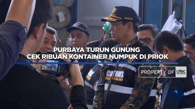 Minister Inspects Thousands of Containers Piling Up at Tanjung Priok