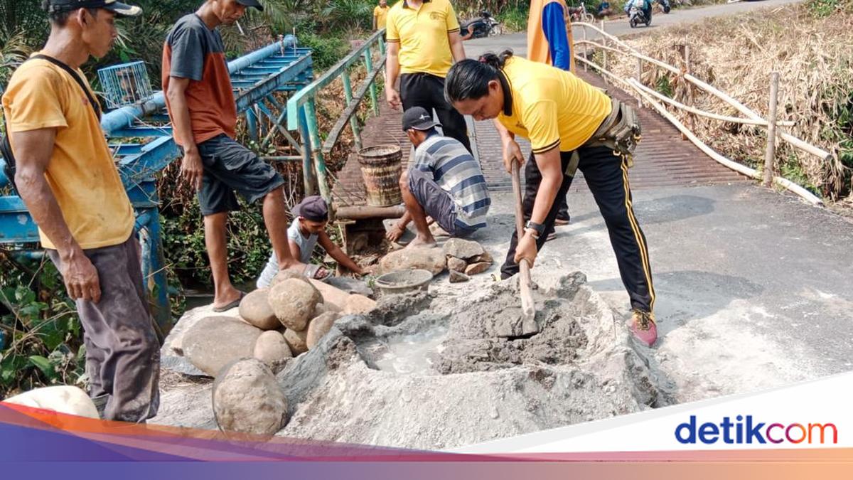 Jayaloka Police Team Repairs Bridge Embankment to Ensure Resident Safety