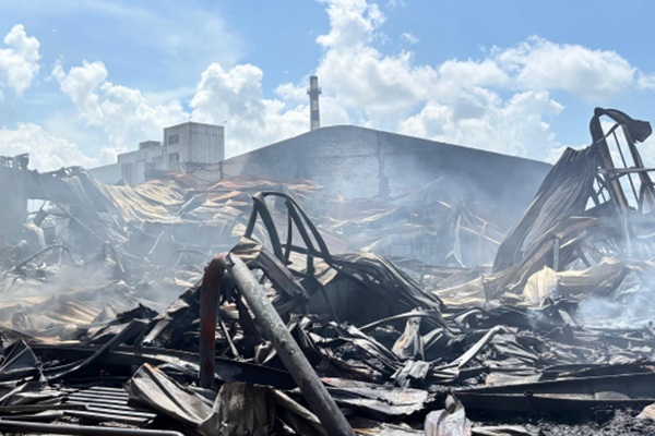 Fire Devours Cooking Oil Packaging Factory in Jambi