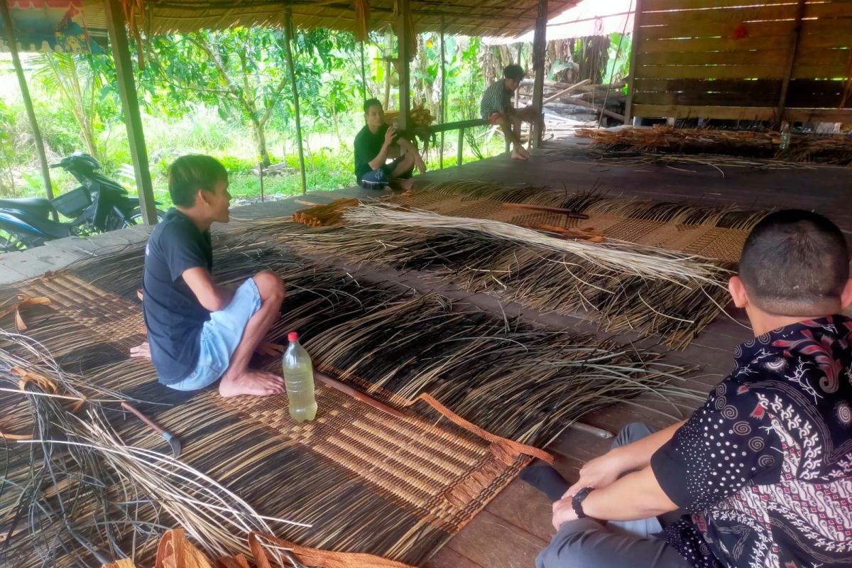Between Teaching and Weaving: A Borderland Teacher Preserves the Art of Bidai