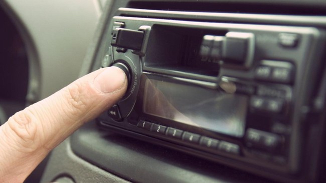 Only 9% of Indonesians Listen to Radio: Majority are Elderly, Jakarta Leads