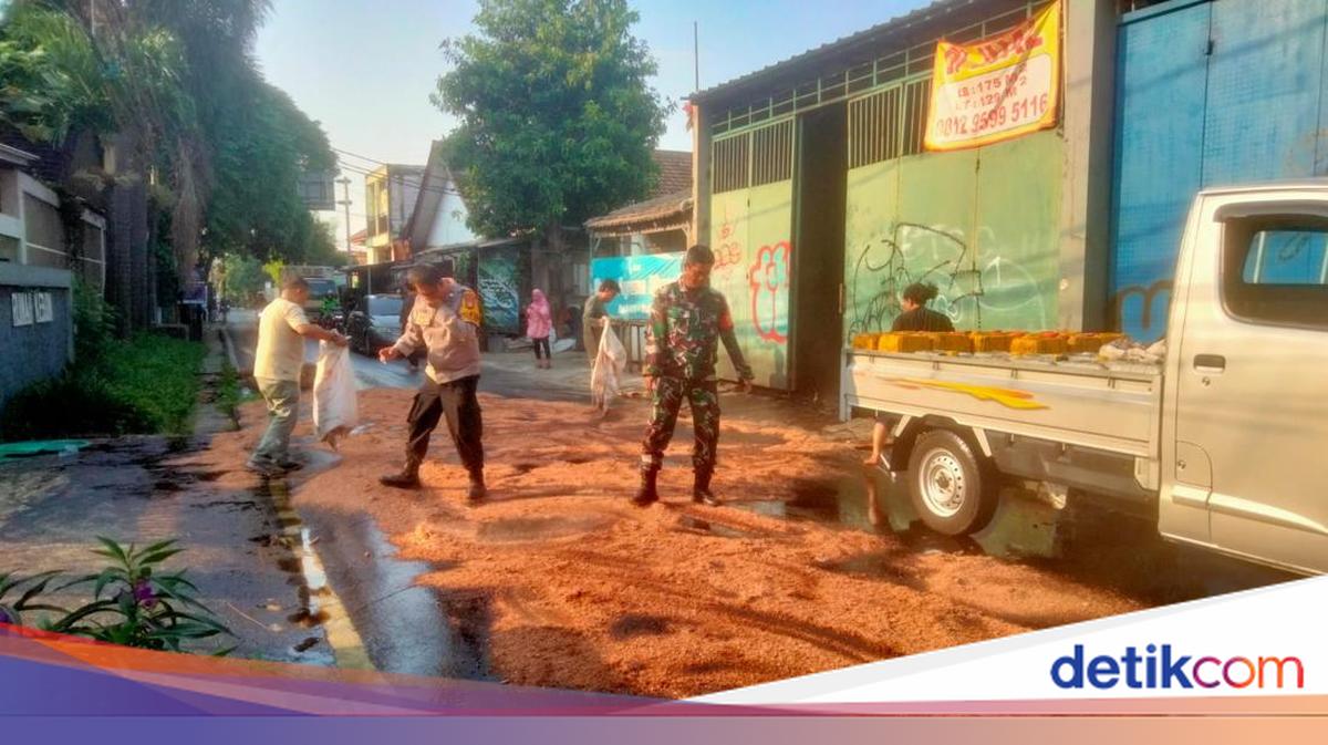 80 Kilograms of Bulk Cooking Oil Spilled in Ciputat, South Tangerang, Causing Two Motorcyclists to Fall