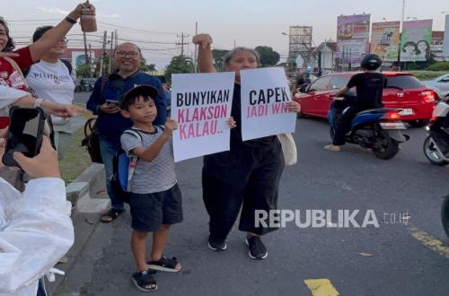 'Honk Your Horn If You Are Tired of Being an Indonesian Citizen', Peaceful Protest at UGM Roundabout as Citizens Protest to Government