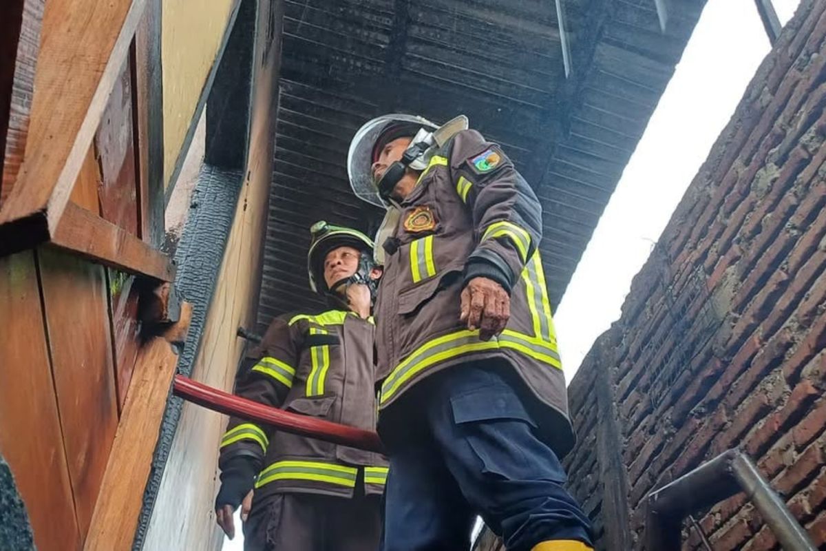 Firefighter injured by concrete beam in East Jakarta is now stable and conscious